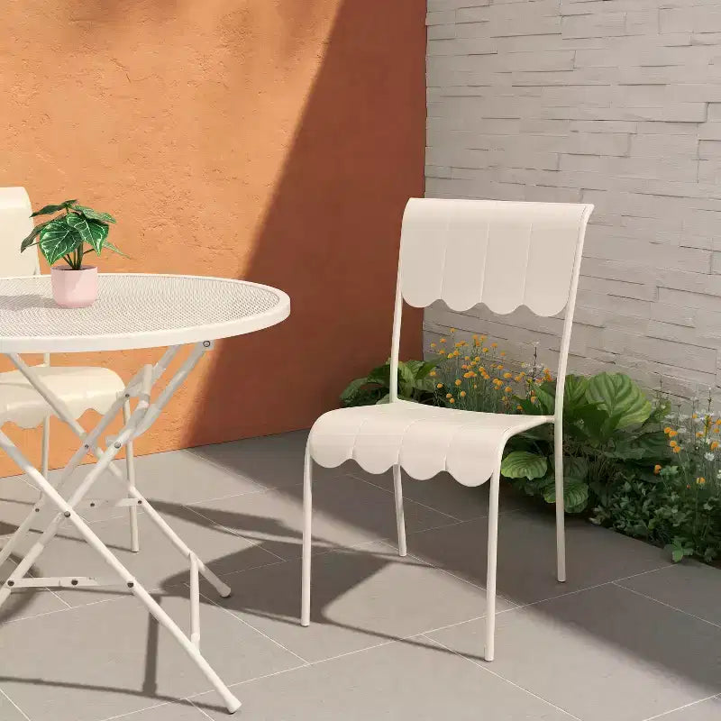 Chaise de salle à manger empilable sans accoudoirs d'extérieur en lattes festonnées crème - Room Essentials™