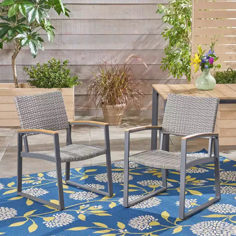 Chaises de salle à manger GDFStudio Augusta en aluminium et osier avec accents en faux bois (Lot de 2)