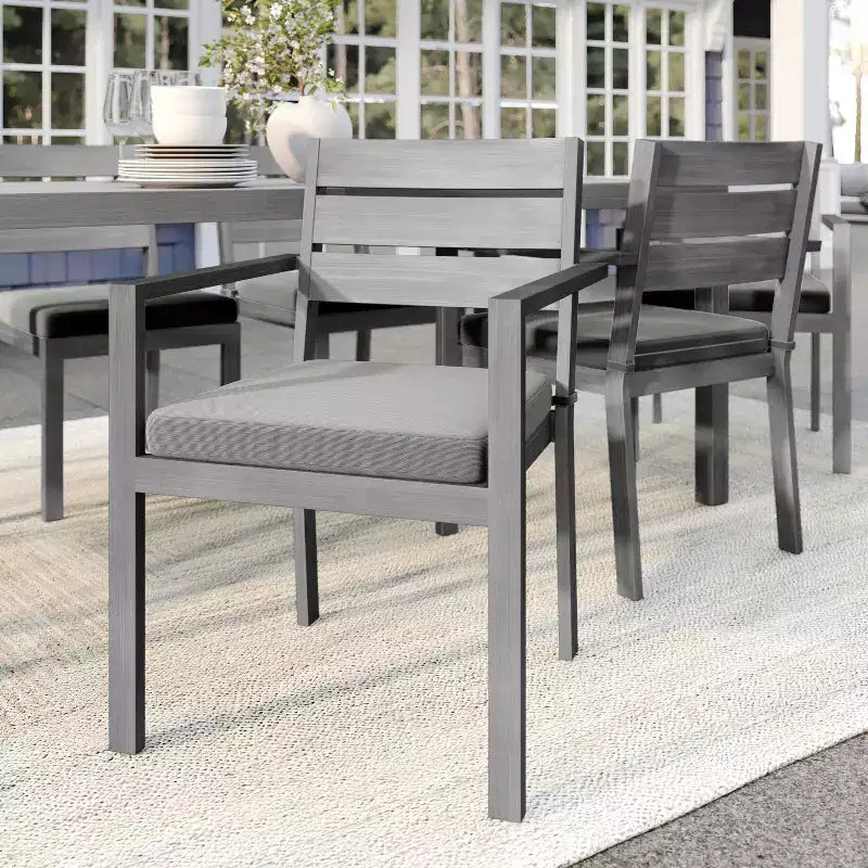 Martha Stewart Bedford, lot de 2 fauteuils de salle à manger empilables intérieurs/extérieurs avec finition en aluminium brossé à grain de bois et coussins d'assise toutes saisons