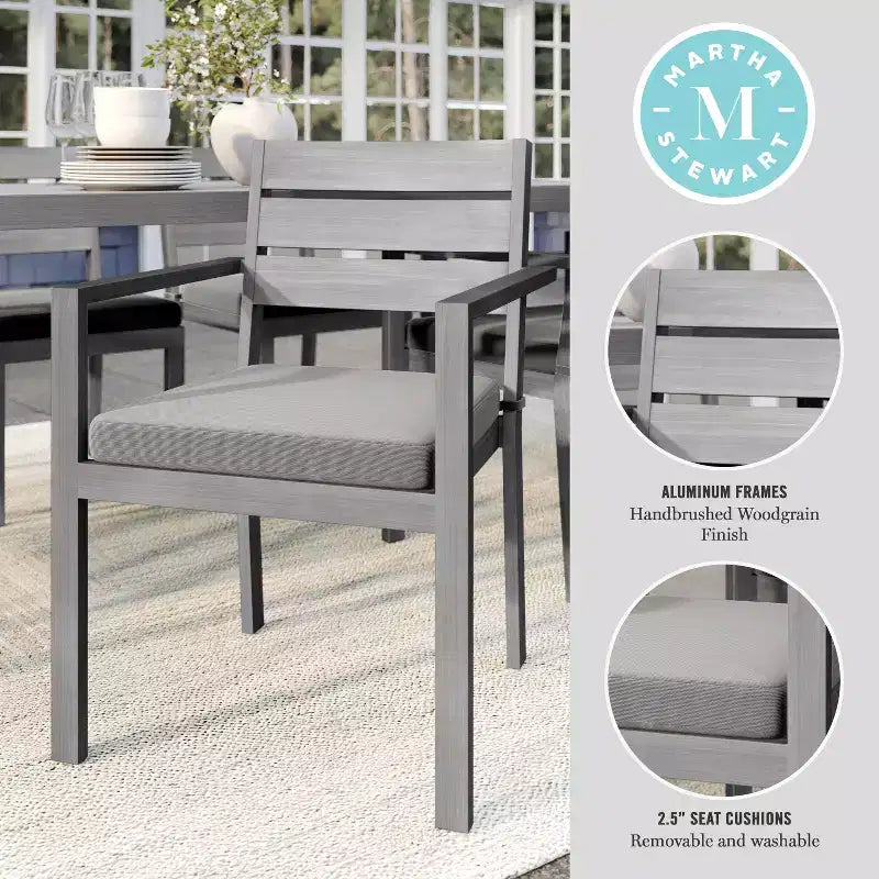Martha Stewart Bedford, lot de 2 fauteuils de salle à manger empilables intérieurs/extérieurs avec finition en aluminium brossé à grain de bois et coussins d'assise toutes saisons