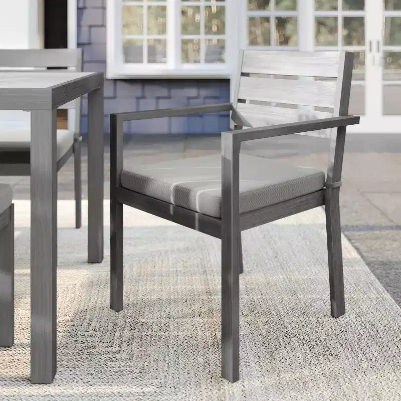 Martha Stewart Bedford, lot de 2 fauteuils de salle à manger empilables intérieurs/extérieurs avec finition en aluminium brossé à grain de bois et coussins d'assise toutes saisons