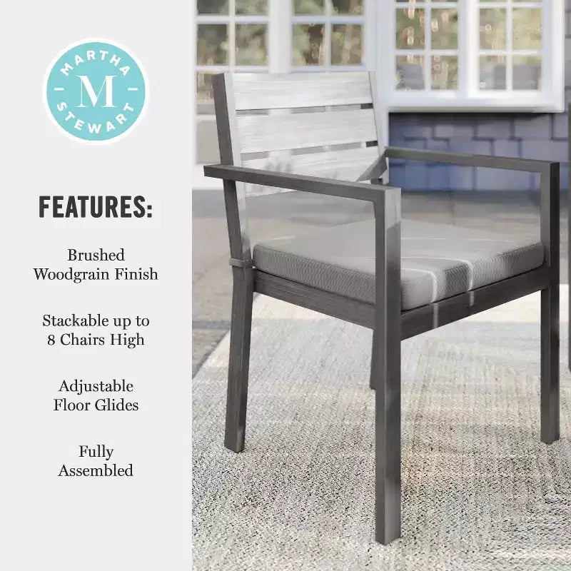 Martha Stewart Bedford, lot de 2 fauteuils de salle à manger empilables intérieurs/extérieurs avec finition en aluminium brossé à grain de bois et coussins d'assise toutes saisons