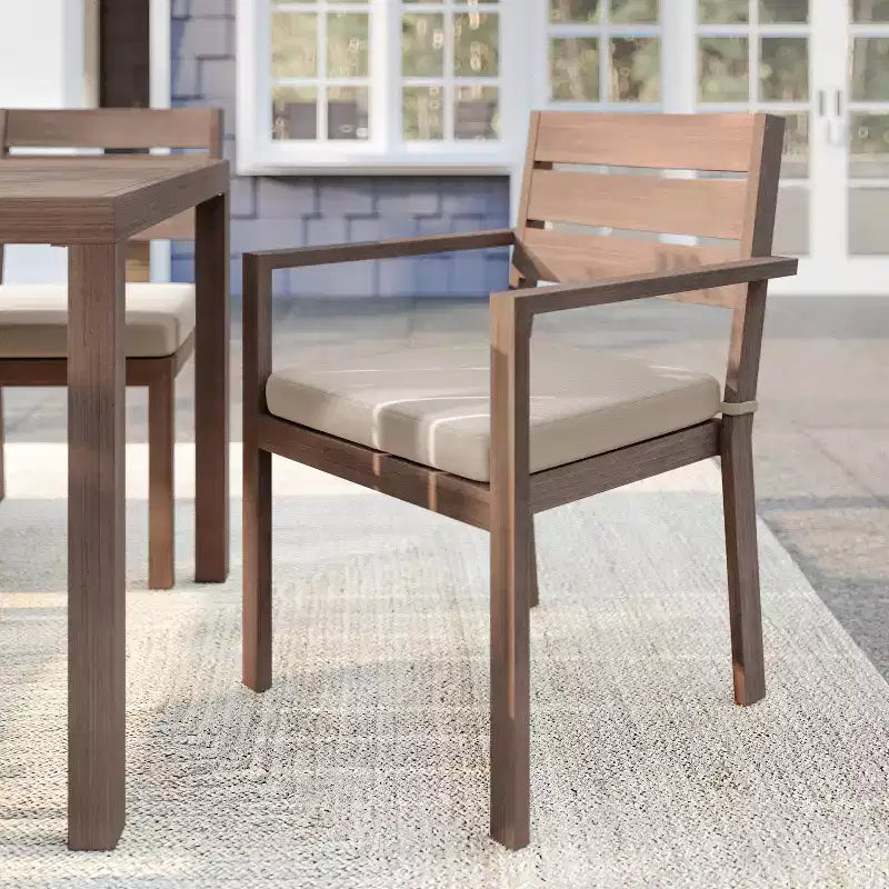 Martha Stewart Bedford, lot de 2 fauteuils de salle à manger empilables intérieurs/extérieurs avec finition en aluminium brossé à grain de bois et coussins d'assise toutes saisons