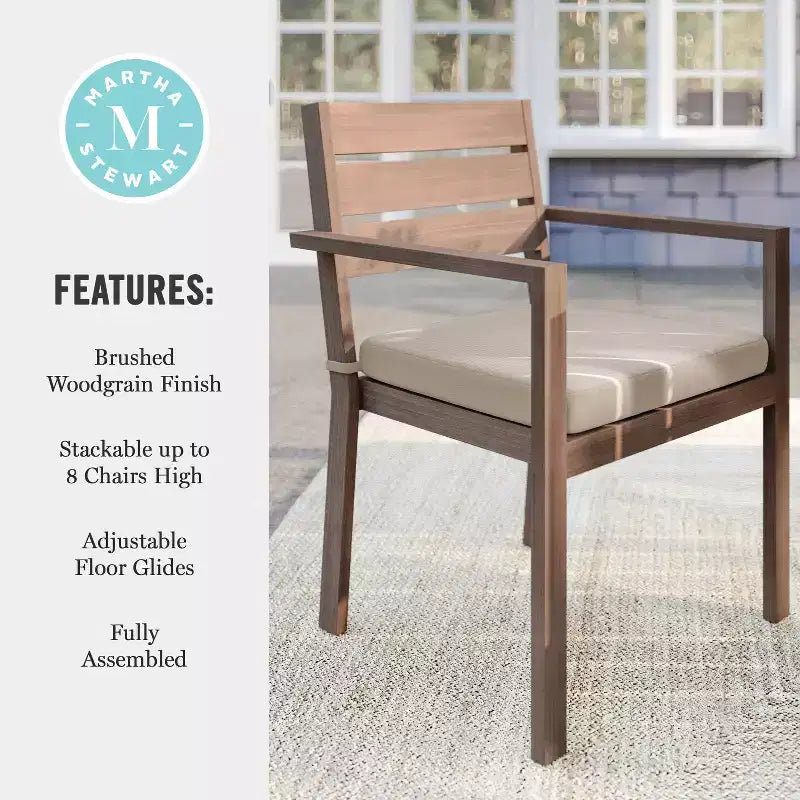 Martha Stewart Bedford, lot de 2 fauteuils de salle à manger empilables intérieurs/extérieurs avec finition en aluminium brossé à grain de bois et coussins d'assise toutes saisons