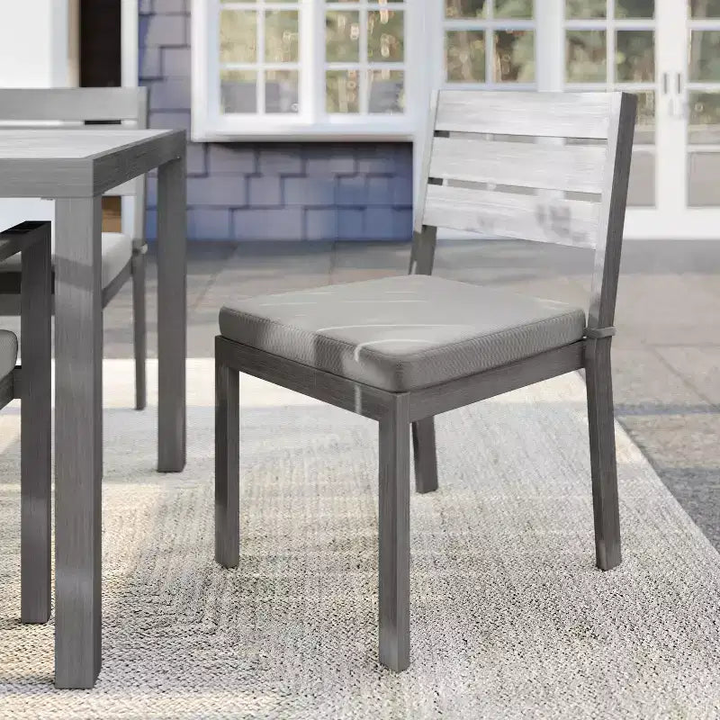 Chaise de salle à manger empilable Martha Stewart Bedford pour l'intérieur et l'extérieur avec finition en aluminium brossé effet bois et coussin d'assise toutes saisons