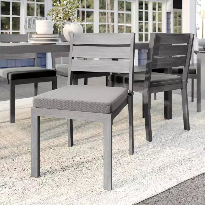 Chaise de salle à manger empilable Martha Stewart Bedford pour l'intérieur et l'extérieur avec finition en aluminium brossé effet bois et coussin d'assise toutes saisons