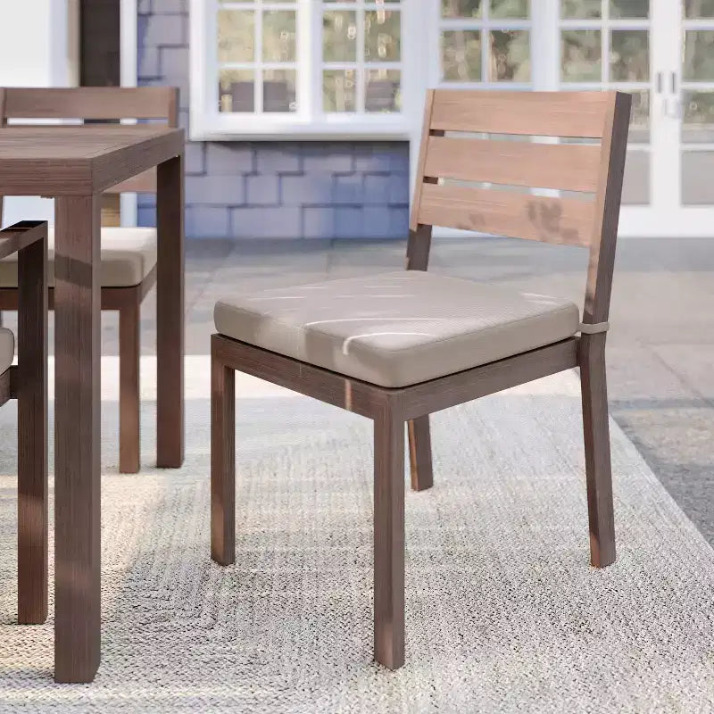 Chaise de salle à manger empilable Martha Stewart Bedford pour l'intérieur et l'extérieur avec finition en aluminium brossé effet bois et coussin d'assise toutes saisons
