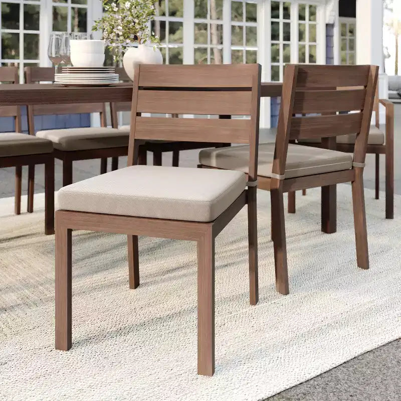 Chaise de salle à manger empilable Martha Stewart Bedford pour l'intérieur et l'extérieur avec finition en aluminium brossé effet bois et coussin d'assise toutes saisons