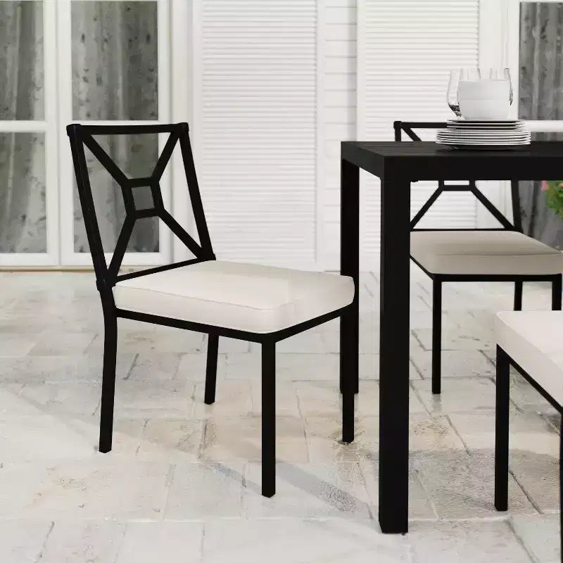 Chaise de salle à manger latérale empilable d'intérieur/extérieur Martha Stewart Lily Pond avec cadre en acier noir et coussin toutes saisons crème