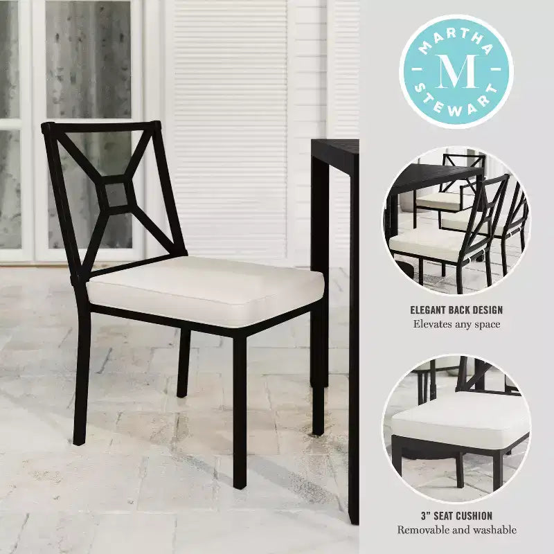Chaise de salle à manger latérale empilable d'intérieur/extérieur Martha Stewart Lily Pond avec cadre en acier noir et coussin toutes saisons crème