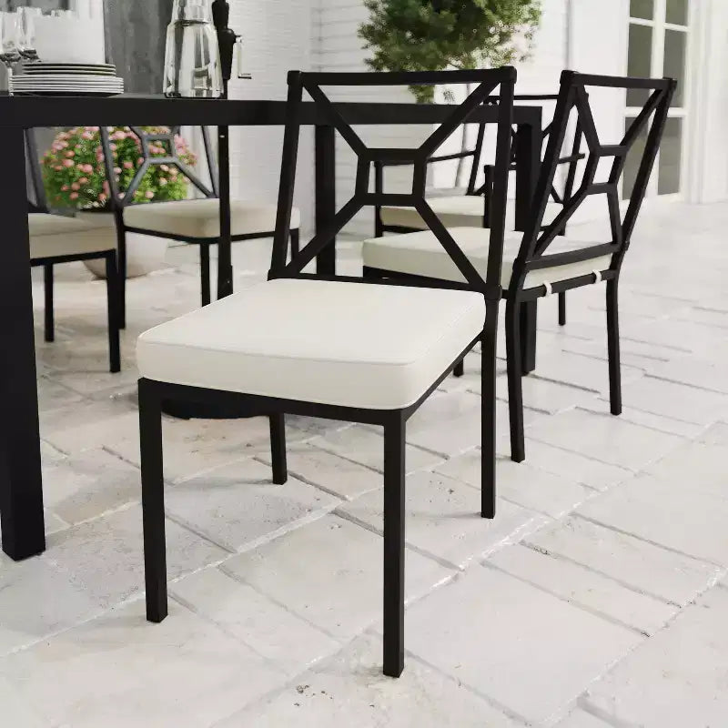 Chaise de salle à manger latérale empilable d'intérieur/extérieur Martha Stewart Lily Pond avec cadre en acier noir et coussin toutes saisons crème