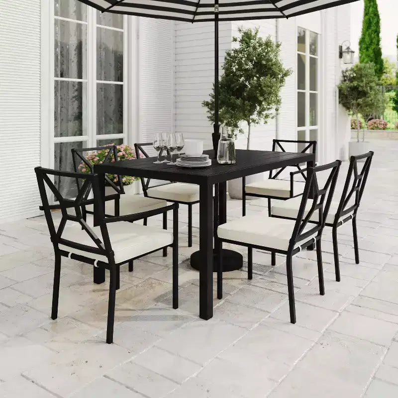 Chaise de salle à manger latérale empilable d'intérieur/extérieur Martha Stewart Lily Pond avec cadre en acier noir et coussin toutes saisons crème