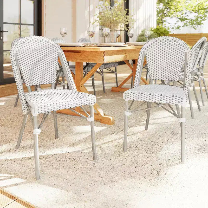 Lot de 2 chaises de bistrot empilables Martha Stewart Lily Pond, pour l'intérieur et l'extérieur, avec cadres en aluminium imitation grain de bois et dossiers et sièges en rotin tressé