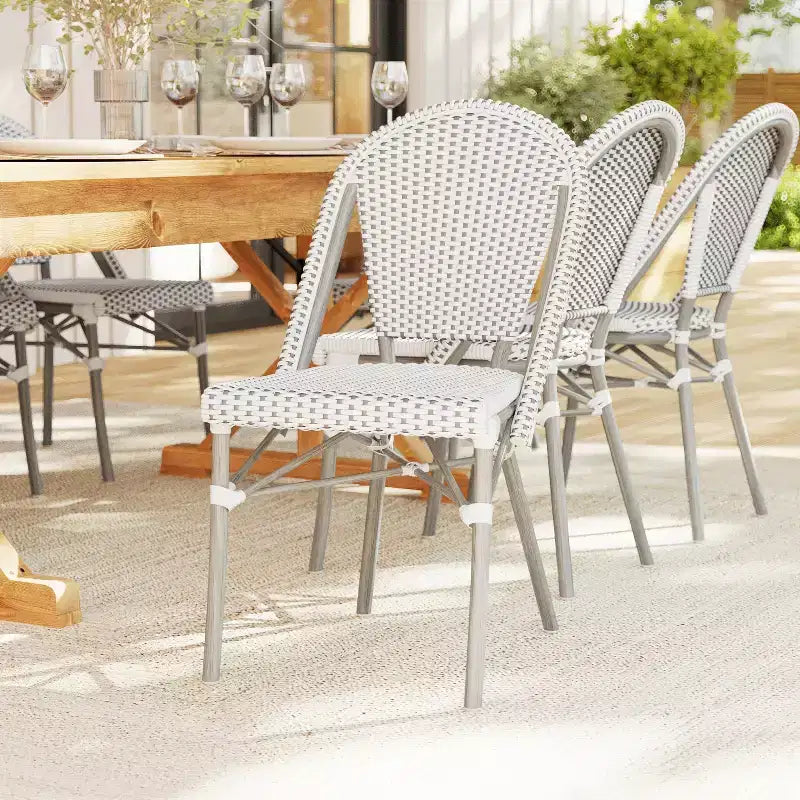 Lot de 2 chaises de bistrot empilables Martha Stewart Lily Pond, pour l'intérieur et l'extérieur, avec cadres en aluminium imitation grain de bois et dossiers et sièges en rotin tressé