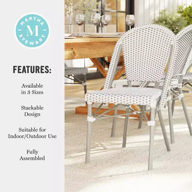 Lot de 2 chaises de bistrot empilables Martha Stewart Lily Pond, pour l'intérieur et l'extérieur, avec cadres en aluminium imitation grain de bois et dossiers et sièges en rotin tressé