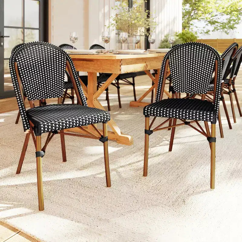 Lot de 2 chaises de bistrot empilables Martha Stewart Lily Pond, pour l'intérieur et l'extérieur, avec cadres en aluminium imitation grain de bois et dossiers et sièges en rotin tressé
