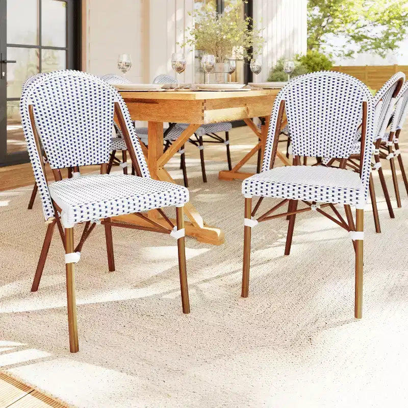 Lot de 2 chaises de bistrot empilables Martha Stewart Lily Pond, pour l'intérieur et l'extérieur, avec cadres en aluminium imitation grain de bois et dossiers et sièges en rotin tressé