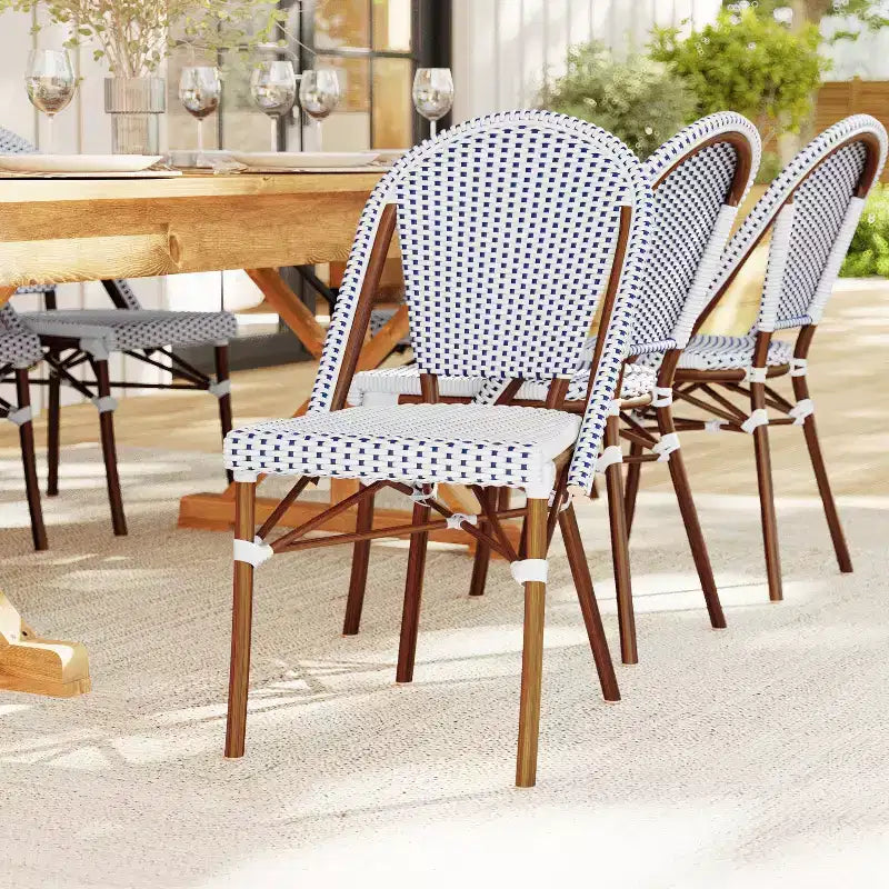 Lot de 2 chaises de bistrot empilables Martha Stewart Lily Pond, pour l'intérieur et l'extérieur, avec cadres en aluminium imitation grain de bois et dossiers et sièges en rotin tressé