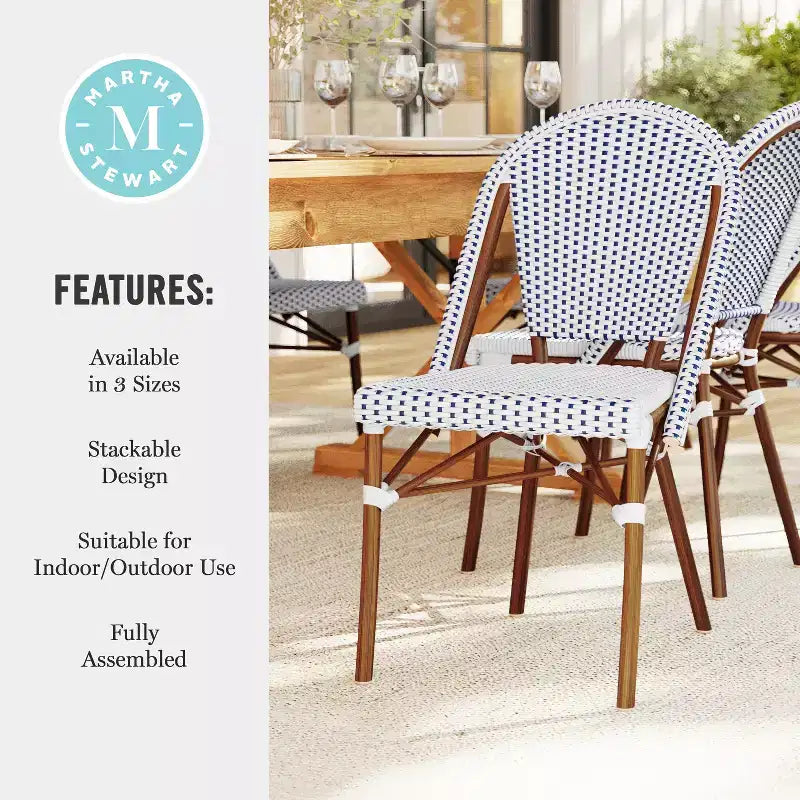 Lot de 2 chaises de bistrot empilables Martha Stewart Lily Pond, pour l'intérieur et l'extérieur, avec cadres en aluminium imitation grain de bois et dossiers et sièges en rotin tressé