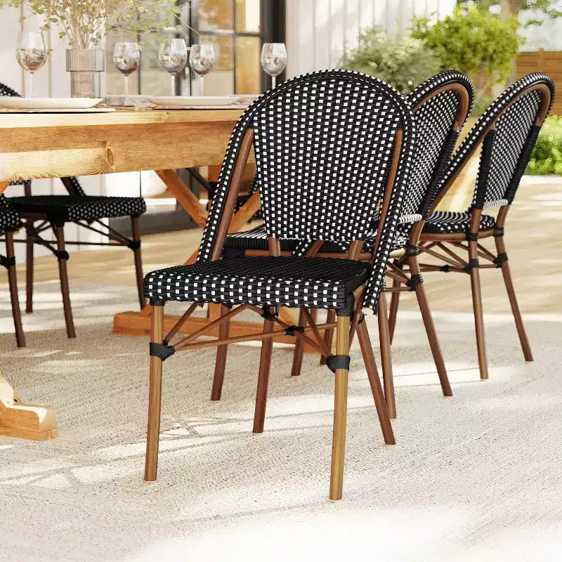Lot de 2 chaises de bistrot empilables Martha Stewart Lily Pond, pour l'intérieur et l'extérieur, avec cadres en aluminium imitation grain de bois et dossiers et sièges en rotin tressé