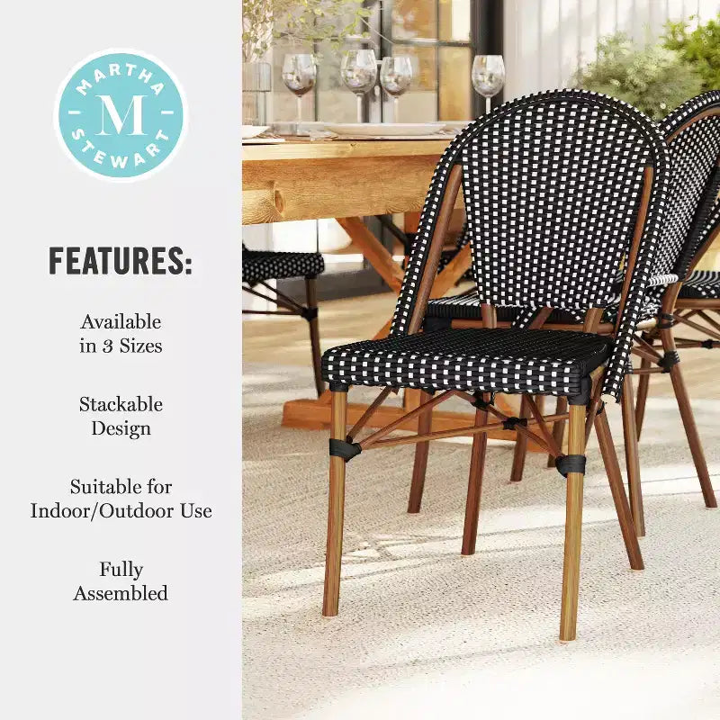 Lot de 2 chaises de bistrot empilables Martha Stewart Lily Pond, pour l'intérieur et l'extérieur, avec cadres en aluminium imitation grain de bois et dossiers et sièges en rotin tressé