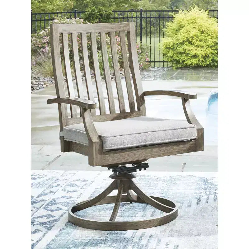 Fauteuils pivotants d'extérieur Rainier Ranch Signature Design by Ashley avec coussins tout temps, lot de 2, beiges