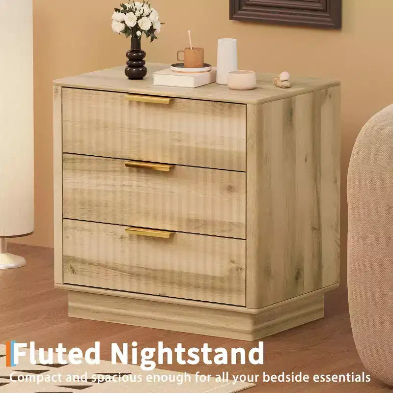 Table de chevet à rainures larges de 23,6 pouces avec 3 grands tiroirs de rangement, table de chevet moderne en bois de style Mid-Century avec poignées en métal pour chambre et salon