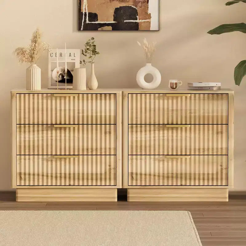 Table de chevet à rainures larges de 23,6 pouces avec 3 grands tiroirs de rangement, table de chevet moderne en bois de style Mid-Century avec poignées en métal pour chambre et salon