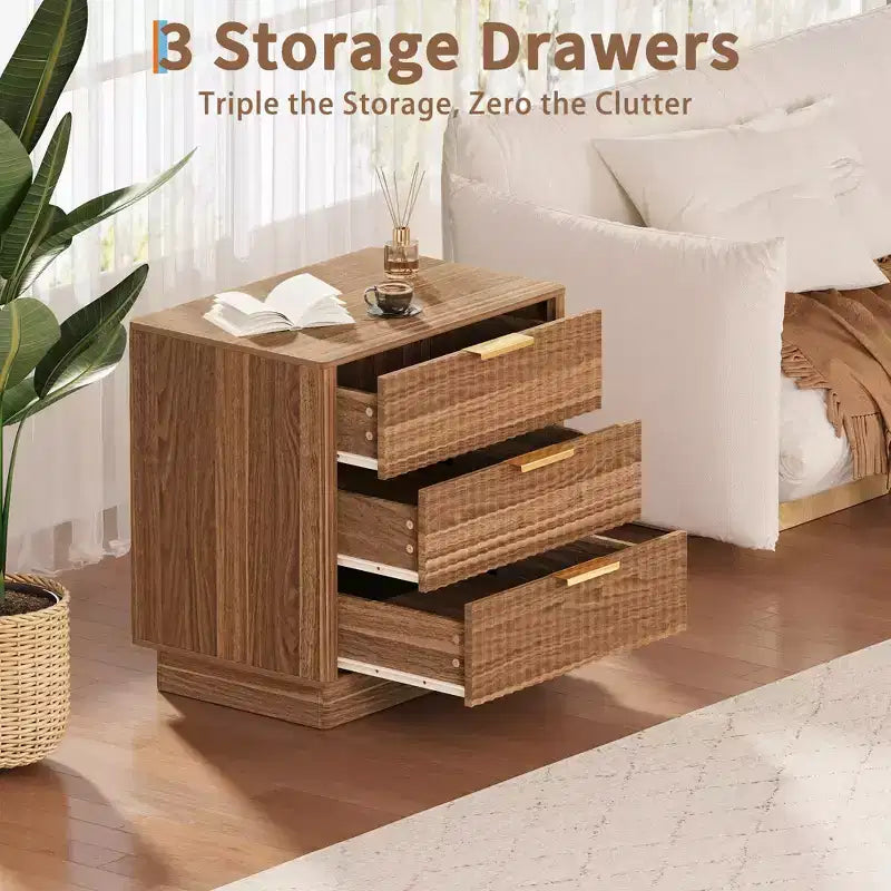 Table de chevet à rainures larges de 23,6 pouces avec 3 grands tiroirs de rangement, table de chevet moderne en bois de style Mid-Century avec poignées en métal pour chambre et salon