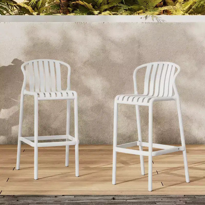 sumyeg Lot de 2 tabourets de bar d'extérieur, chaises en plastique de 75 cm de hauteur de comptoir avec dossier perforé, empilables, résistantes aux intempéries, blanc