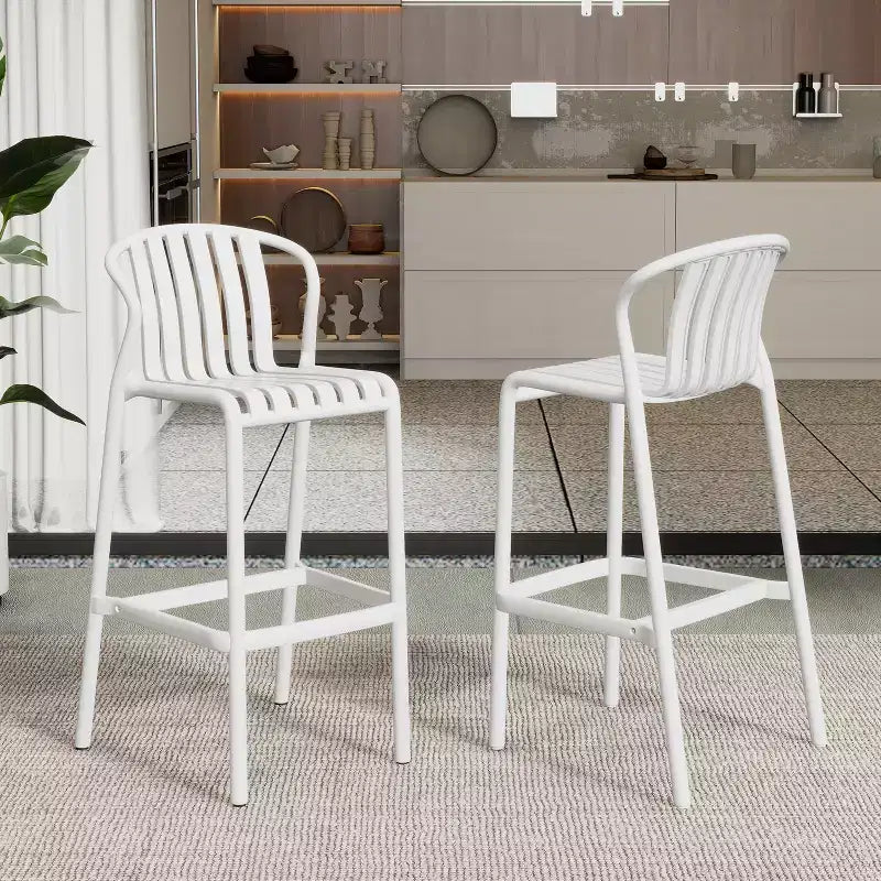 sumyeg Lot de 2 tabourets de bar d'extérieur, chaises en plastique de 75 cm de hauteur de comptoir avec dossier perforé, empilables, résistantes aux intempéries, blanc