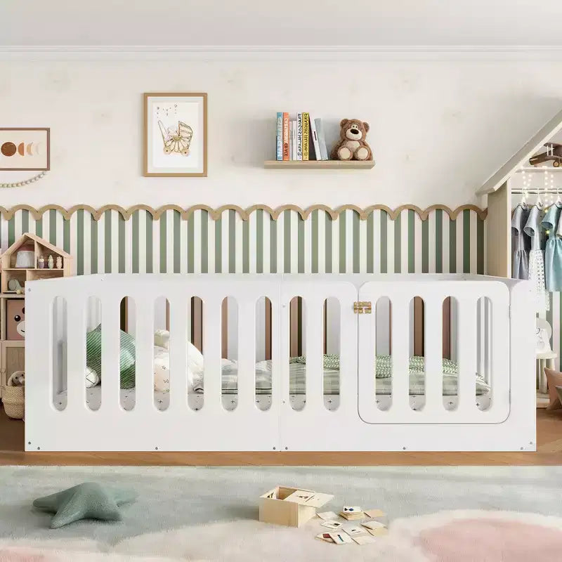 Lit Montessori au sol pour enfant, taille une place, blanc, avec barrières et porte – bois massif