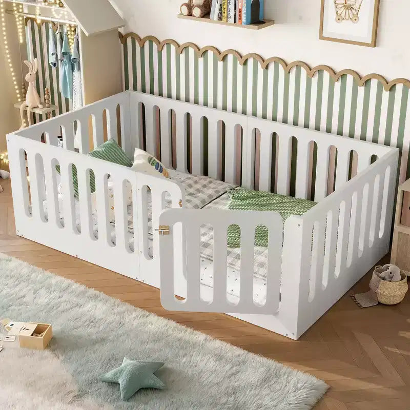 Lit Montessori au sol pour enfant, taille une place, blanc, avec barrières et porte – bois massif