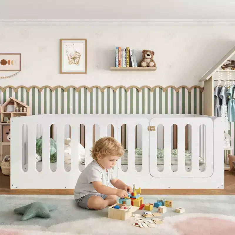 Lit Montessori au sol pour enfant, taille une place, blanc, avec barrières et porte – bois massif