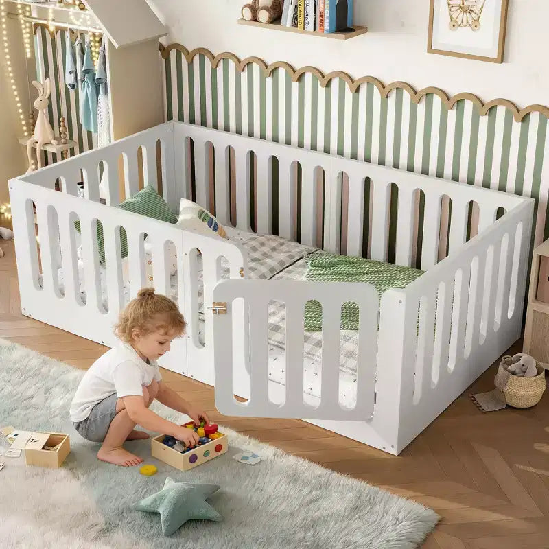 Lit Montessori au sol pour enfant, taille une place, blanc, avec barrières et porte – bois massif