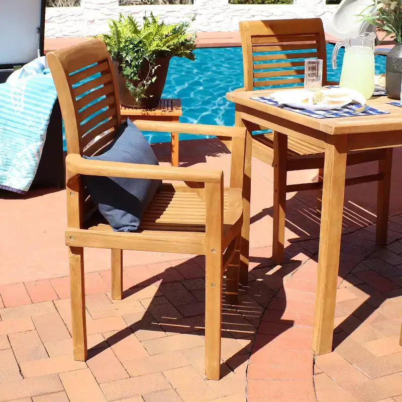 Fauteuil d'extérieur en bois de teck massif Sunnydaze avec finition teintée claire et lattes - Marron clair