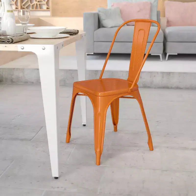 Chaise de salle à manger empilable Emma and Oliver de qualité commerciale en métal coloré pour l'intérieur et l'extérieur