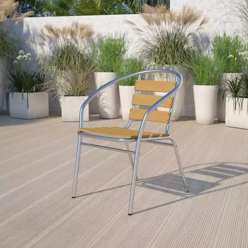 Chaise empilable Emma et Oliver en aluminium intérieur-extérieur avec dossier à trois lattes imitation teck