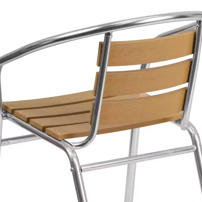 Chaise empilable Emma et Oliver en aluminium intérieur-extérieur avec dossier à trois lattes imitation teck