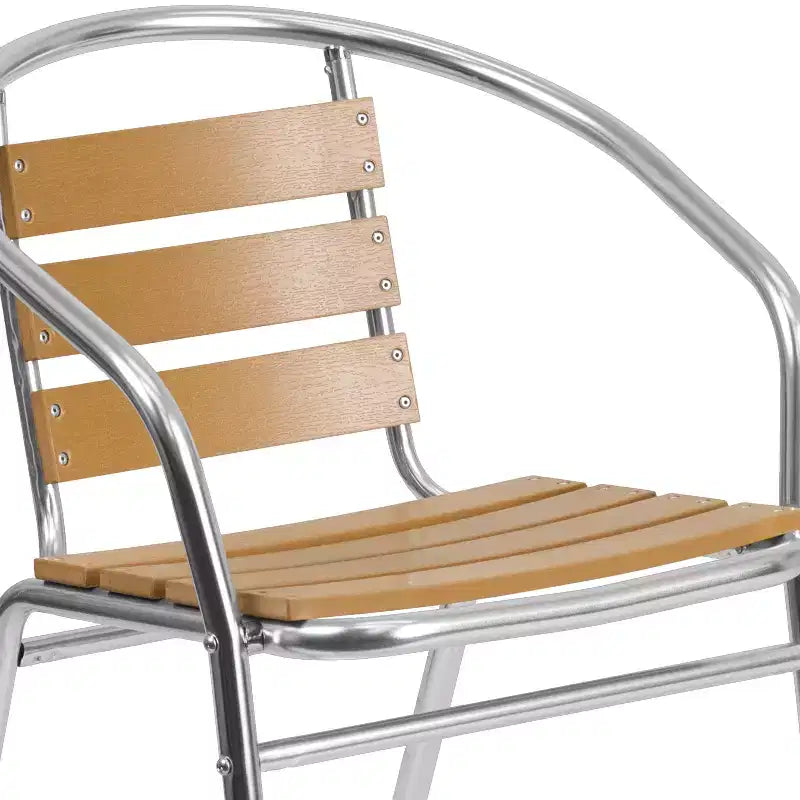 Chaise empilable Emma et Oliver en aluminium intérieur-extérieur avec dossier à trois lattes imitation teck