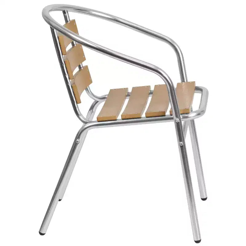 Chaise empilable Emma et Oliver en aluminium intérieur-extérieur avec dossier à trois lattes imitation teck
