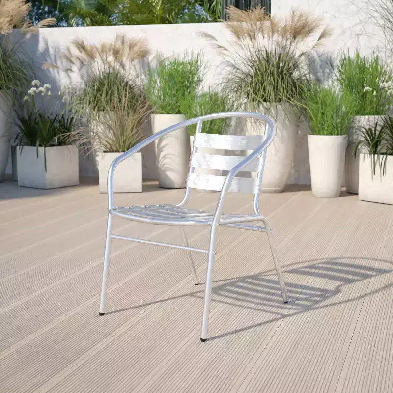 Chaise empilable Emma et Oliver en aluminium, pour l'intérieur et l'extérieur, avec dossier à trois lattes et accoudoirs