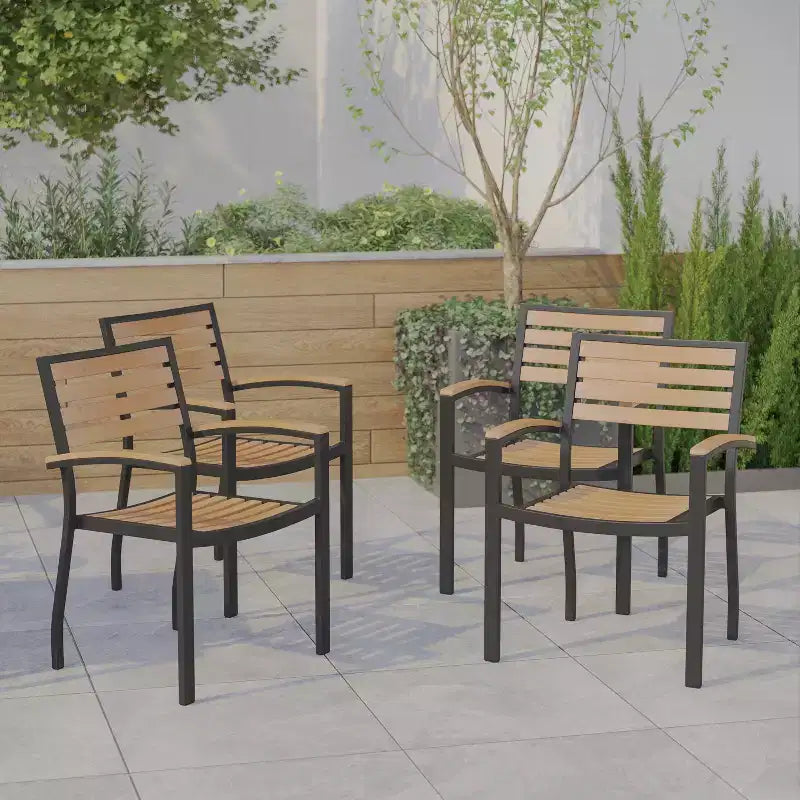 Emma et Oliver – Lot de 4 chaises de terrasse empilables toutes saisons en aluminium noir avec lattes aspect teck