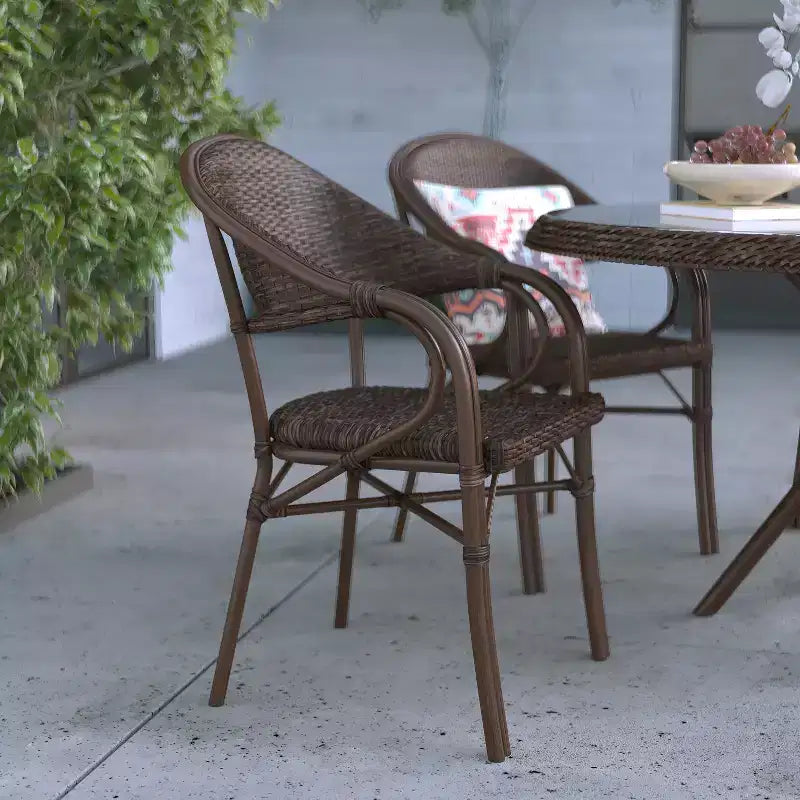 Chaise de patio en osier et rotin Merrick Lane avec dossier incurvé et cadre en aluminium effet bambou