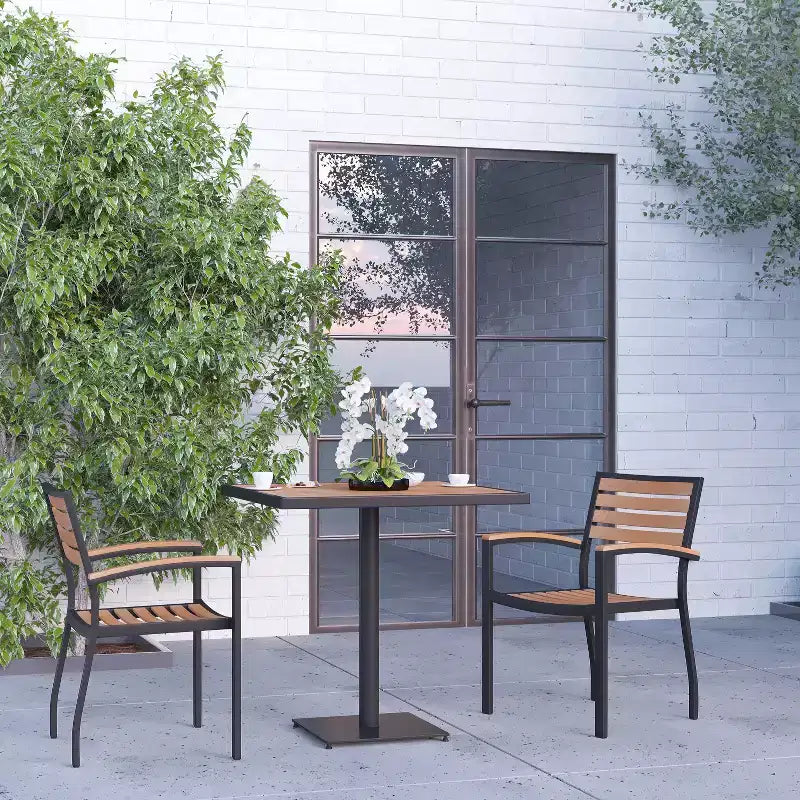 Merrick Lane, ensemble de deux chaises empilables en aluminium avec dossier et assise à lattes imitation teck et accoudoirs à accents imitation teck