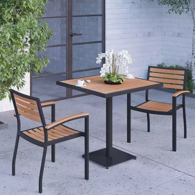 Merrick Lane, ensemble de deux chaises empilables en aluminium avec dossier et assise à lattes imitation teck et accoudoirs à accents imitation teck