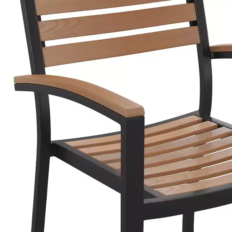 Merrick Lane, ensemble de deux chaises empilables en aluminium avec dossier et assise à lattes imitation teck et accoudoirs à accents imitation teck