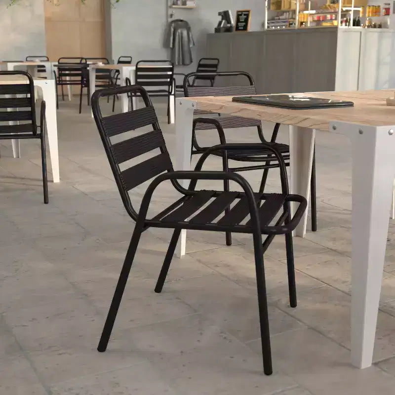 Chaise empilable de restaurant commerciale Flash Furniture Lila en métal, pour intérieur et extérieur, avec dossier et accoudoirs à triple latte métallique