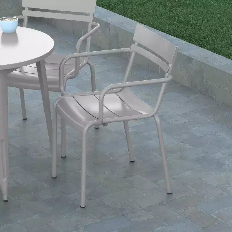 Chaise de salle à manger empilable Emma and Oliver en acier revêtu par poudre avec accoudoirs et dossier à 2 lattes pour l'intérieur et l'extérieur