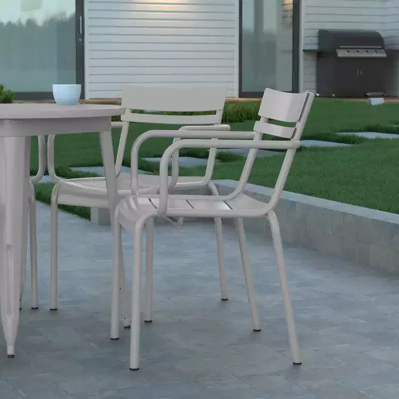 Chaise de salle à manger empilable Emma and Oliver en acier revêtu par poudre avec accoudoirs et dossier à 2 lattes pour l'intérieur et l'extérieur